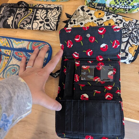 Bundle of 6 Vera Bradley Purses, Wristlets, and Wallets. - Picture 3 of 8